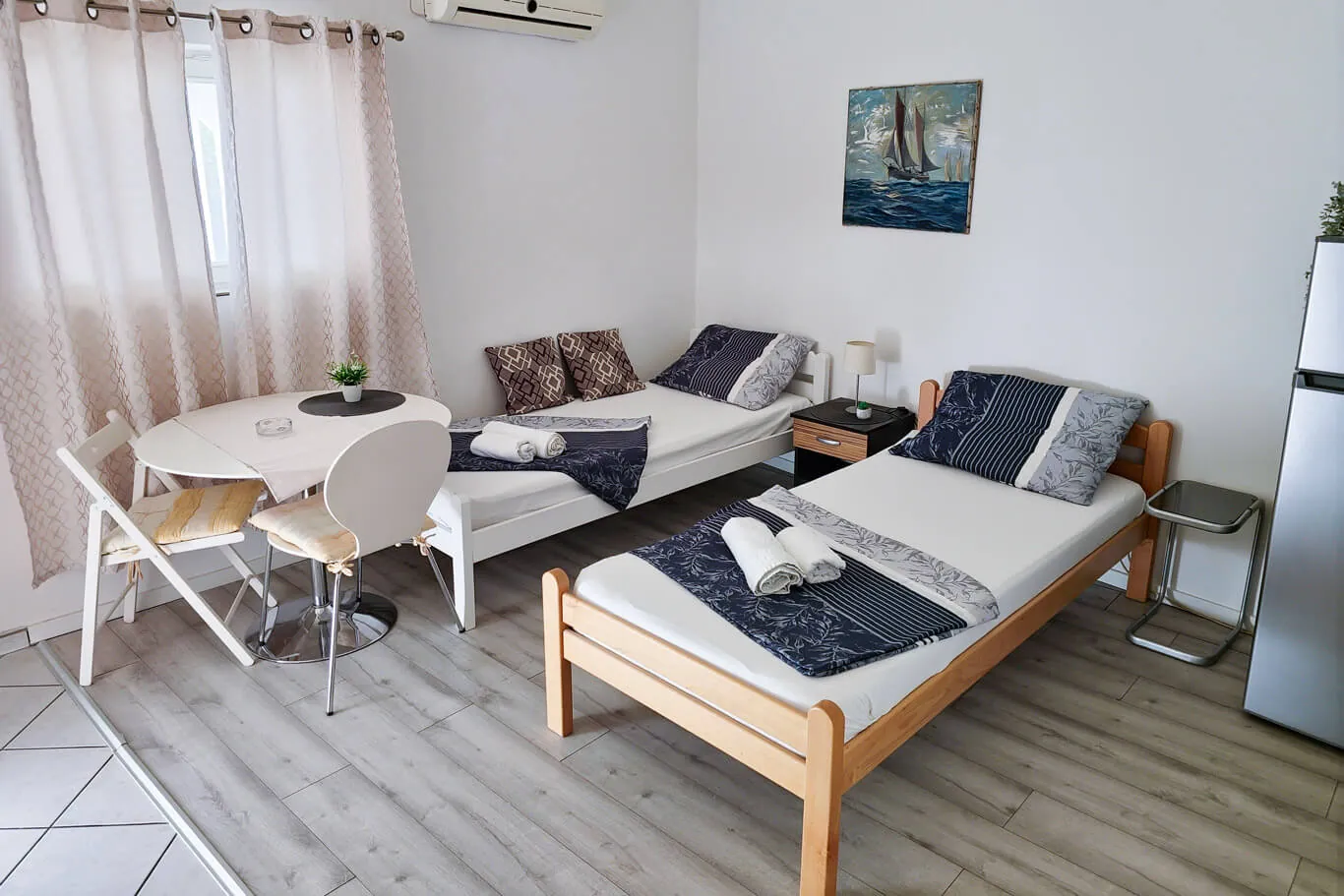 Teja: bedroom with twin beds and a sailing-boat print